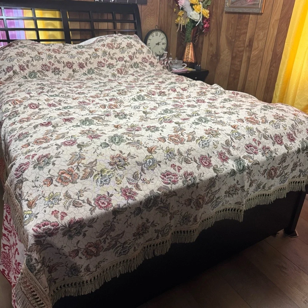 Vintage‎ Floral Patterned Bedspread